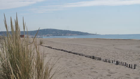 Strand-Und-Mittelmeer,-Sanddünen-Und-Gras,-Mont-Saint-Clair